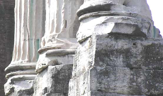 Basi composite di colonna, Roma, Foro Romano, tempio dei Castori