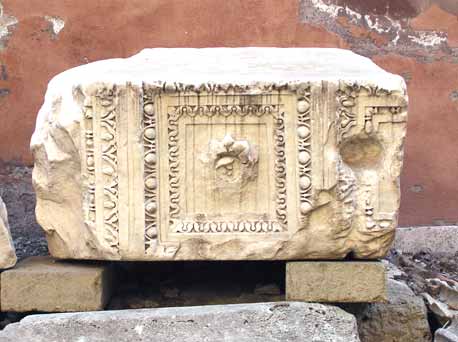 Soffitto voltato a cassettoni dell'Arco di Germanico