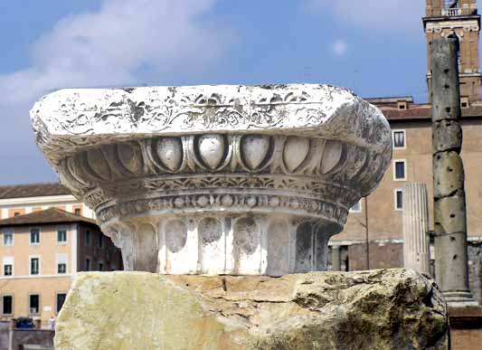 Capitello dorico decorato dell' Arco 