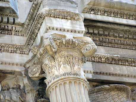 Capitelli compositi e trabeazione dell'Arco di Settimio Severo
