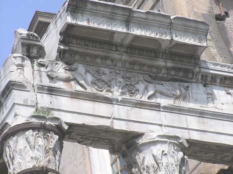 Capitelli corinzi e trabeazione tempio Antonino e Faustina nel Foro Romano